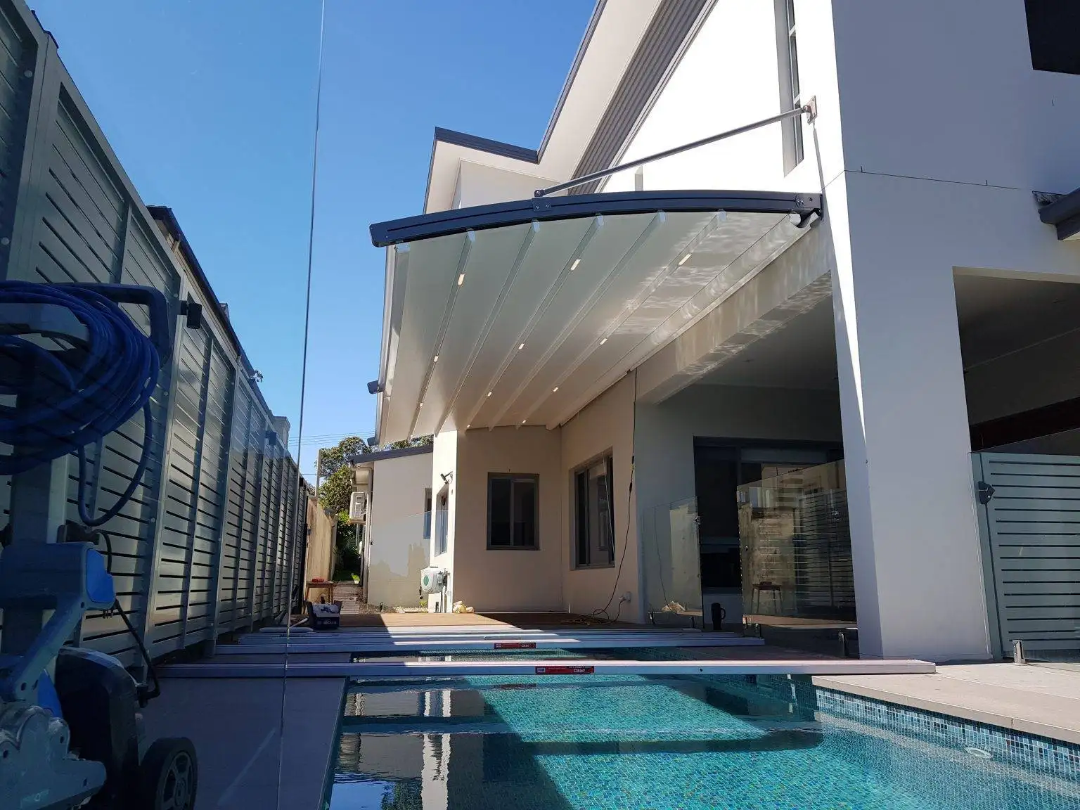 RETRACTABLE PERGOLA